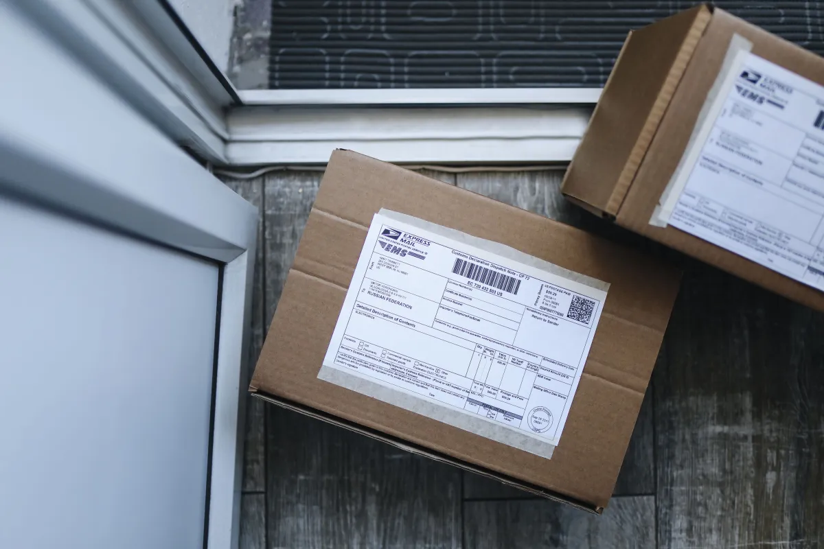 Acheter sur AliExpress et Amazon au Maroc : douane, taxes et délais de livraison 2026